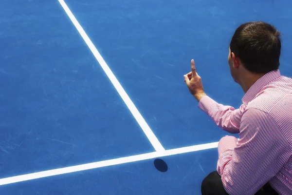 Président arbitre regarder Mark sur le terrain et dit balle était OUT — Photo