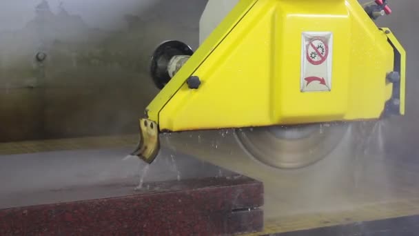 Cutting stone with big machine. — Stock Video