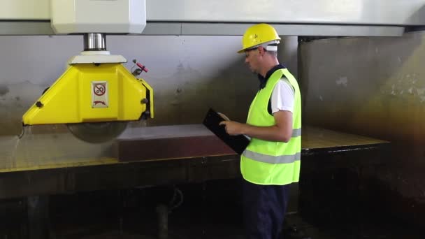 Machine cutting marble for tombstone. — Stock Video