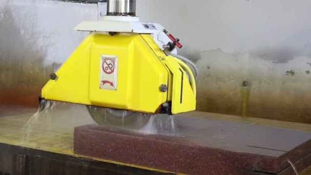 Machine snijden marmer voor grafsteen. — Stockvideo