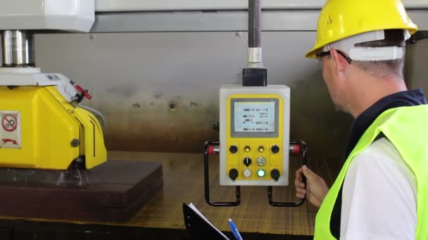 Worker monitor cutting. Control is in his hands. — Stock Video