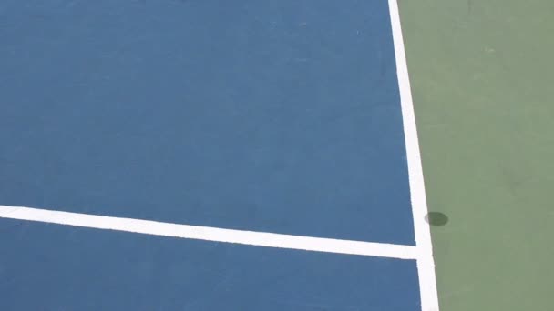 Juez mira a Mark en la superficie de tenis duro azul — Vídeo de stock