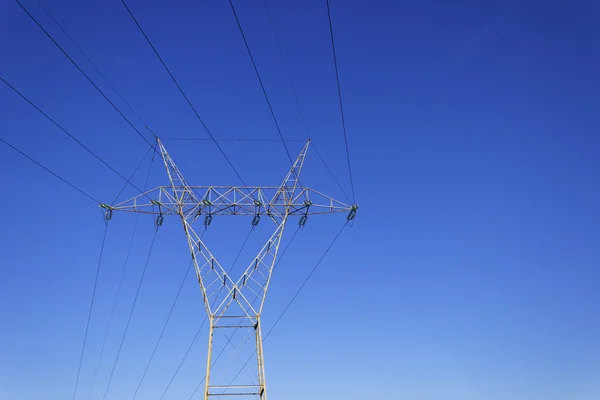 Przesyłowych wysokiego napięcia linii pylon 2. miejsce dostępne. — Zdjęcie stockowe