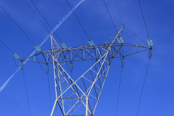 高電圧送電ライン パイロン飛行機の後ろにマークします。. — ストック写真