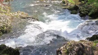 üzerinde krupa na vrbasu 4 basamaklı şelale