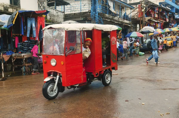Monrovia bir sokakta garip araba.