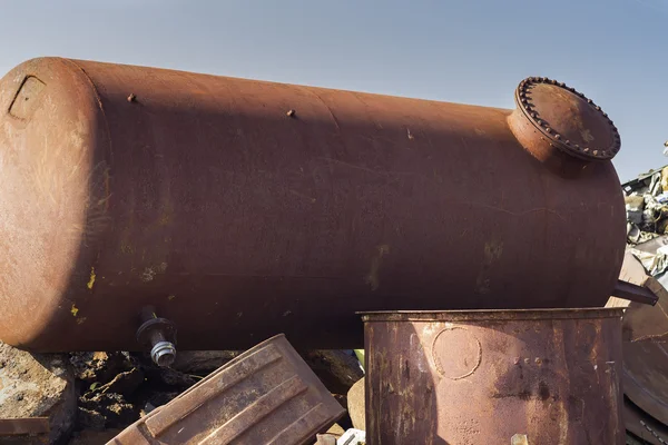 Tanque de armazenamento subterrâneo enferrujado no ferro-velho — Fotografia de Stock