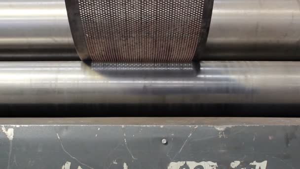 Doblado de metal en la máquina hidráulica con tres rodillos — Vídeo de stock