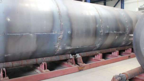 Making large fuel tank. Tank is on rollers who rotate it for easier welding — Stock Video