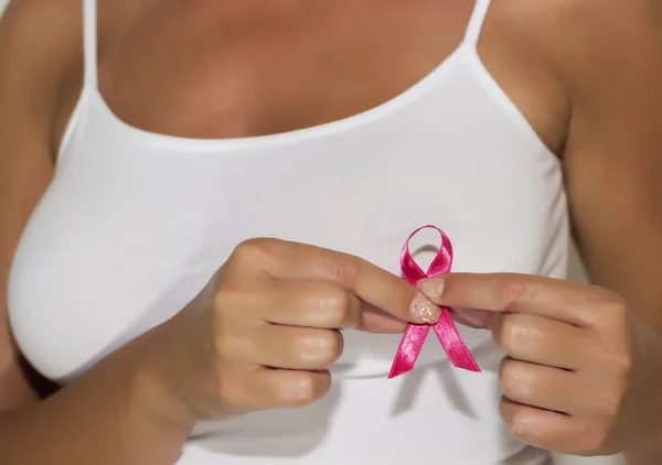 Mujer mantenga cinta rosa para la conciencia de cáncer de mama 2 — Foto de Stock