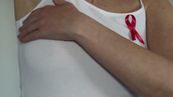 Женщина самостоятельно исследует свою грудь 2 — стоковое видео