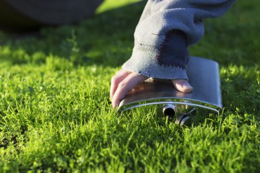 Bir şişesi toplama el.