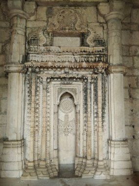 Pavagad Şampanyası Gujarat Hindistan 'dan eski saray harabeleri.