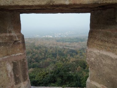 Pavagad Şampanyası Gujarat Hindistan 'dan eski saray harabeleri.