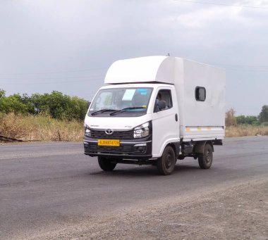 Vadodara, Gujarat 23 Mayıs 2021 Hint yolu ve arabası