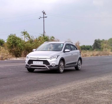 Vadodara, Gujarat 23 Mayıs 2021 Hint yolu ve arabası