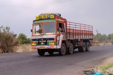 Vadodara, Gujarat 23 Mayıs 2021 Hint yolu ve kamyonu