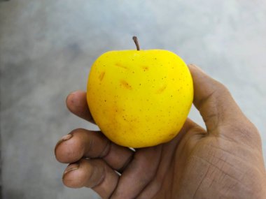 Sarı elma ve yemek.
