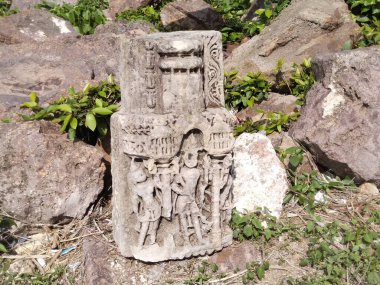 Khajuraho tapınağındaki eski Hindu tanrı heykeli.