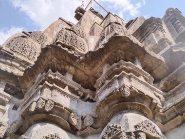 Khajuraho tapınağındaki eski Hindu tanrı heykeli.