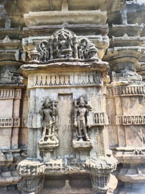 Khajuraho tapınağındaki eski Hindu tanrı heykeli.