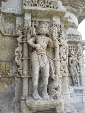 Khajuraho tapınağındaki eski Hindu tanrı heykeli.