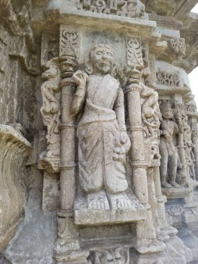 Khajuraho tapınağındaki eski Hindu tanrı heykeli.