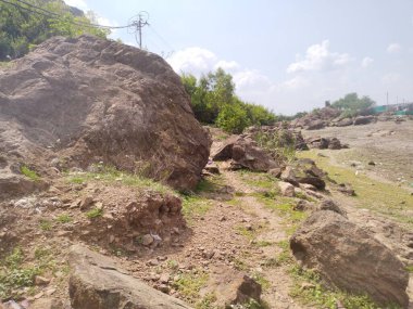 Orman ve dağ manzaralı Pavagad