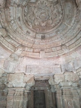 Khajuraho tapınağındaki eski Hindu tapınağı harabeleri