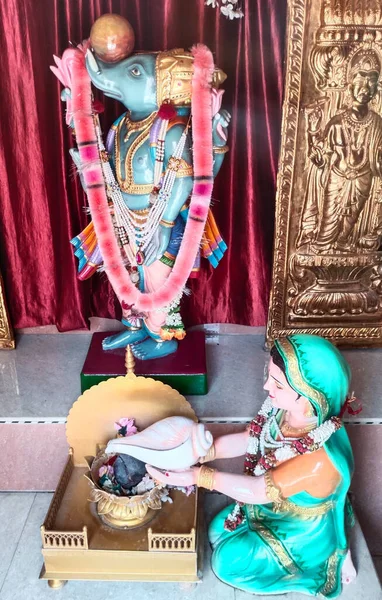 Hinduguden Krishna Statue Nilkanth Dham Poicha Gujarat India – stockfoto