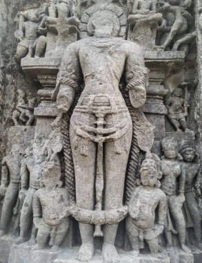 Hindistan 'daki Khajuraho tapınağından eski bir Hindu tanrı heykeli.