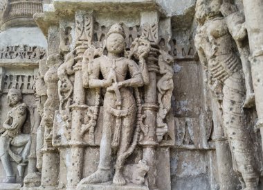 Hindistan 'daki Khajuraho tapınağından eski bir Hindu tanrı heykeli.