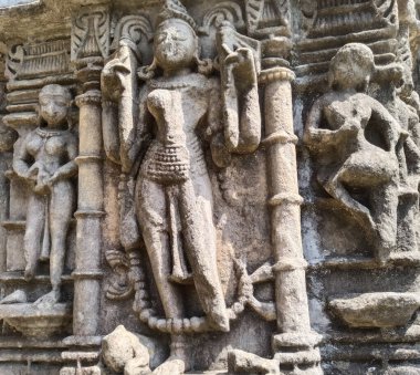 Hindistan 'daki Khajuraho tapınağından eski bir Hindu tanrı heykeli.