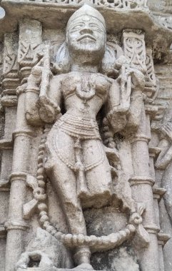 Hindistan 'daki Khajuraho tapınağından eski bir Hindu tanrı heykeli.