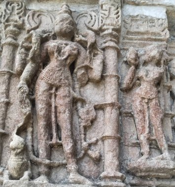 Hindistan 'daki Khajuraho tapınağından eski bir Hindu tanrı heykeli.