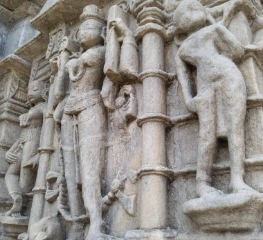 Hindistan 'daki Khajuraho tapınağından eski bir Hindu tanrı heykeli.