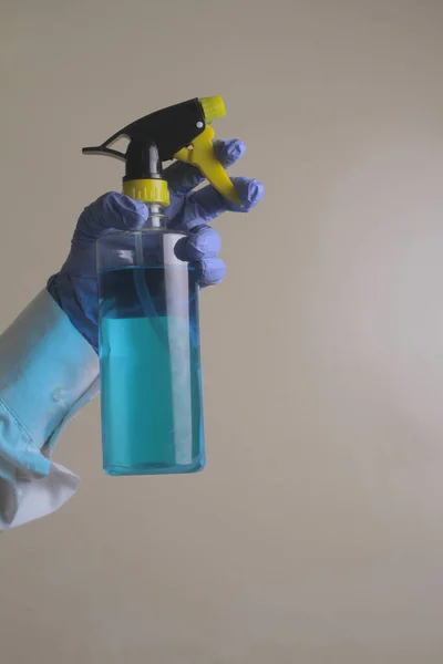 Anti-Bakteriyel dezenfekte spreyi, el dezenfektanı, enfeksiyon kontrol konsepti. Soğuk algınlığını, virüsü, Coronavirüsü, gribi önlemek için dezenfektan. Sprey şişesi. Alkol spreyi..