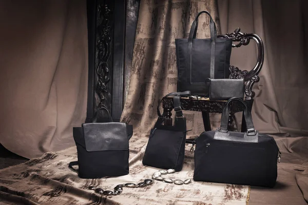 Siyah deri çanta koleksiyonu stüdyoya konur.