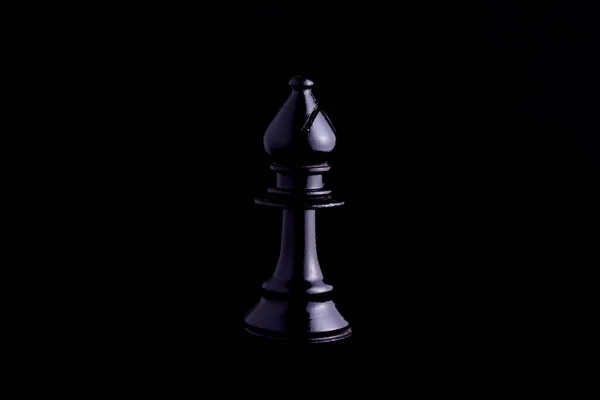 Einseitiges Licht Auf Schwarzer Bischof Schachfigur Auf Schwarzem Hintergrund — Stockfoto