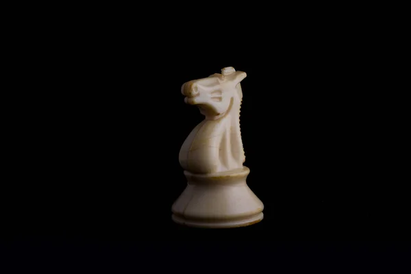 Один Боковой Свет Белом Рыцаре Шахматная Фигура Черном Фоне — стоковое фото