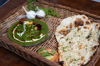 Palak paneer ya da ıspanak ve süzme peynir körisi Hindistan 'da Roti / Chapati ya da Naan ile servis edilen sağlıklı bir ana yemek tarifidir. seçici odak