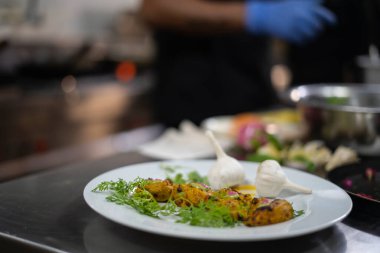 Tavuk kebabı. Geleneksel Hint yemeği kömür ve alevle pişirilir..