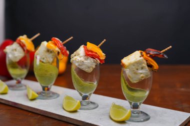 Hintli paneer tikka yeşil chatni ile servis edilir..