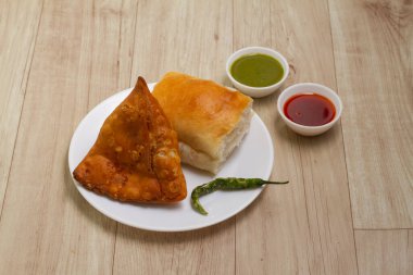 Vejetaryen samosa ya da samosa. Hint özel geleneksel sokak yemekleri Punjabi samosa.