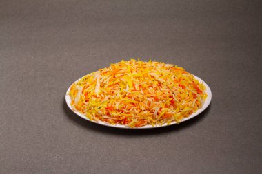 Hint sebzeli pulav veya basmati pilavından yapılan biryani, beyaz bir kasede servis edilir. seçici odak