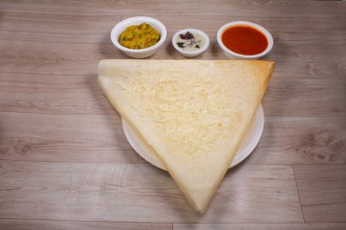 Rava dosa, sambhar ve hindistan cevizi molozu ile servis edilen bir Güney Hint yemeğidir. Seçici odak.