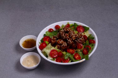 Paneer Herb Sebzeli Salata Tarifi, Hindistan 'dan gelme yeşil sebzeli süzme peynir küpleriyle yapılan düşük karbonhidratlı diyet yemektir.