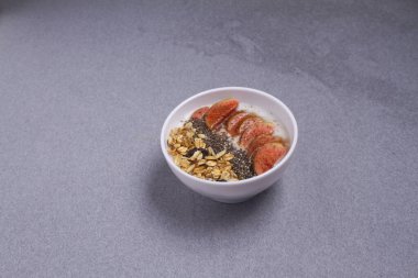 Geleneksel Hint tatlıları, tabakta puding, kuru meyve sosu.