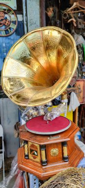 Gramofon bir müzik cihazıdır. Tabaklı eski gramofon ya da tahta kutuda vinil disk. Antika pirinç plak çalgıcısı. Antika piyasasında..