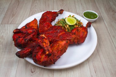 Tandır tavuğu yoğurtta marine edilmiş kızarmış tavuk ve tandoda baharat ile hazırlanmış silindirik kil bir fırındır. Hindistan 'dan popüler bir yemektir..